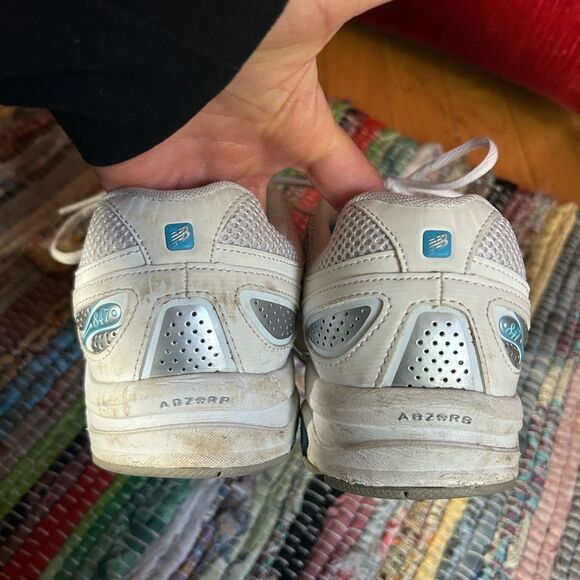 New Balance Women’s White and Blue Sneakers Size 8.5 - Picture 4 of 15